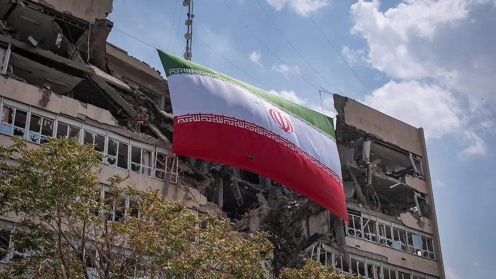 Iran-War-Destroyed-Sites-An-Iranian-national-flag-hangs-from-the-Judiciary-s-headquarters-which-was-damaged-in-a-military-operation-in-Tehran-Iran-on-April-20-2026-Tehran-Iran-PUBLICATIONxNOTxINxFRA-Copyright-xMortezaxNikoubazlx-originalFilename-nikoubazl-iranward260420-npyjJ