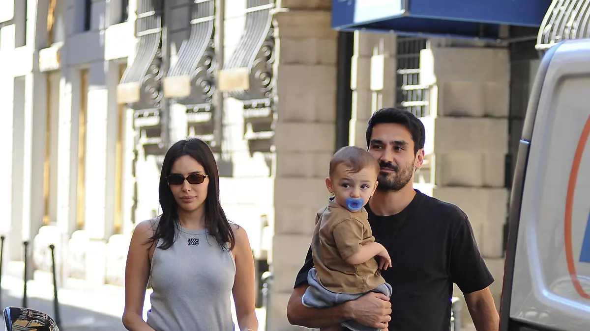 Milan-Milan-09-09-2024-Ilkay-Gundogan-captain-of-the-German-national-team-and-Manchester-City-after-having-lunch-at-Salumaio-di-Montenapoleone-together-with-his-wife-Sara-Arfaoui-and-little-Kais-born-6-months-ago-in-Milan-take-a-long-walk-through-the-streets-of-the-center