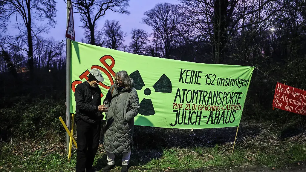Atomkraftgegner-gehen-davon-aus-dass-der-zweite-Castor-Transport-an-diesem-Dienstagabend-in-Juelich-losfaehrt-Protestaktionen-sind-in-Juelich-Bottrop-und-Ahaus-geplant