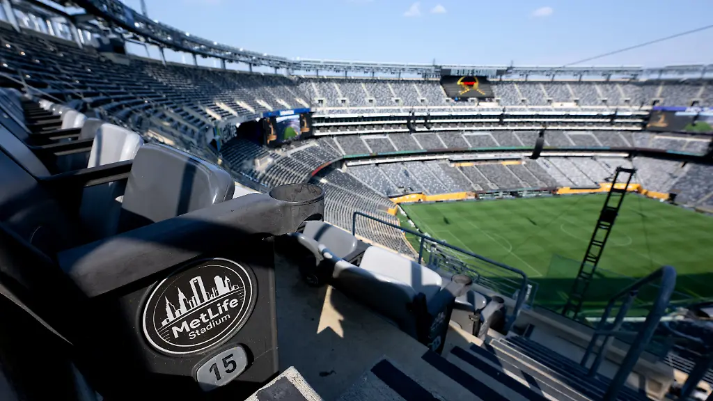 ARCHIV-11-07-2025-USA-East-Rutherford-Fussball-Club-WM-vor-dem-Finale-FC-Chelsea-Paris-Saint-Germain-Blick-in-das-MetLife-Stadium-Am-19-Juli-wird-in-dem-Stadion-das-Finale-der-Fussball-Weltmeisterschaft-ausgetragen-fuer-die-Fans-werden-Zugfahrten-zum-Spiel-sehr-teuer