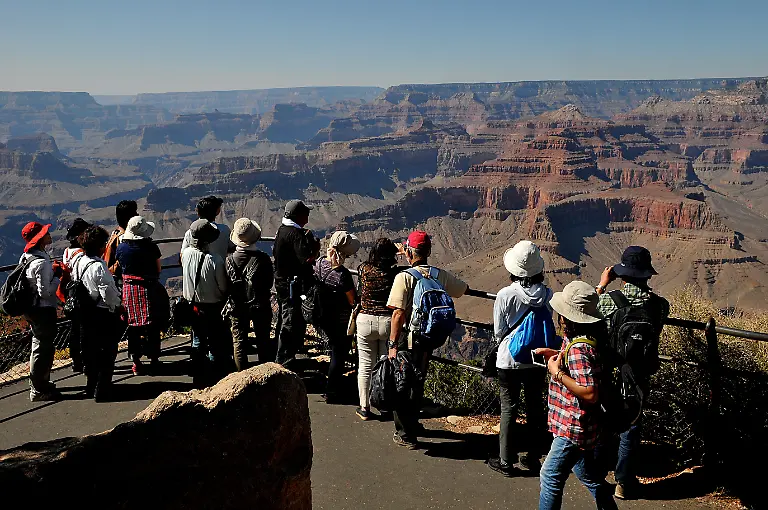 Grand-Canyon-national-park-Arizona-United-State-of-America-Grand-Canyon-Grand-canyon-nationak-park-Arizona-USA-09-September-2019-Vistor-at-Grand-Canyon-visitor-center-adn-Grand-Canyon-Grand-Park-trail-on-monday-9-september-2019-usa-date-beauty-of-Gran-Canyon-National-park-and-trail-of-Grand-Canyon-of-Arizona-USA-Photo