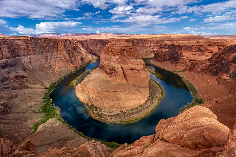 Recreational-kayakers-and-boats-on-the-Colorado-River-in-Horseshoe-Bend-on-the-east-rim-of-the-Gran-Canyon-on-late-summer-morning