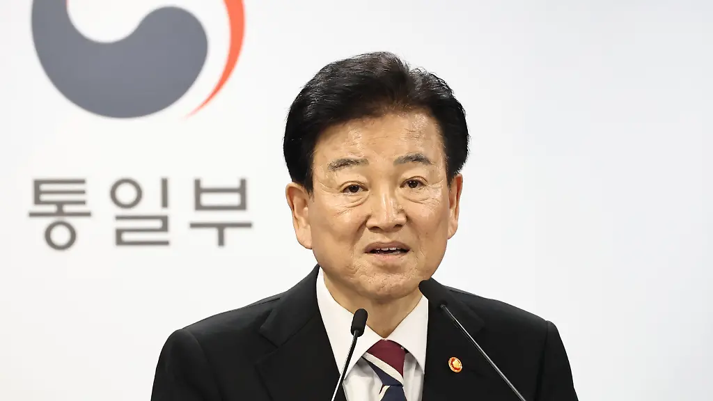 Unification-minister-speaks-at-press-conference-Unification-Minister-Chung-Dong-young-speaks-to-reporters-at-a-press-briefing-on-Feb-18-2026-Chung-said-South-Korea-will-seek-to-reinstate-a-no-fly-zone-over-the-border-with-North-Korea-under-the-suspended-2018-inter-Korean-military-pact-aimed-at-easing-tensions-as-he-expressed-regret-over-drones-sent-by-South-Korean-civilians-into-North-Korea-earlier-this-month