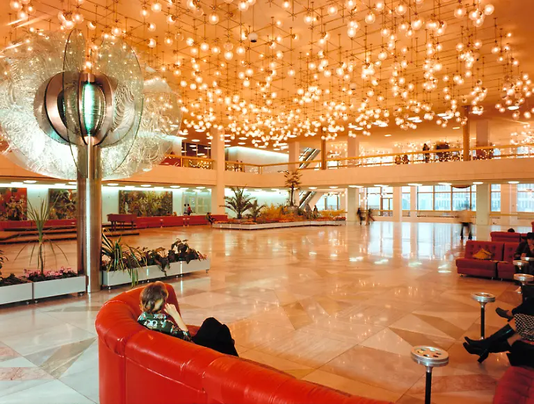 Berlin-Palast-d-Republik-Foyer-Foto-Berlin-Mitte-Palast-der-Republik-Marx-Engels-Platz-1973-76-erbaut-Innenansicht-Hauptfoyer-mit-Glaeser-ner-Blume-Foto-1976-E-East-Berlin-Palast-d-Republik-foyer-Berlin-Mitte-Palast-der-Republik-Marx-Engels-Platz-built-1973-76-Interior-view-main-foyer-with-Glaeserner-Blume-glass-flowers-Photo-1976