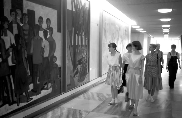Eine-Besuchergruppe-im-Palast-der-Republik-PdR-in-Berlin-Ost-beim-Betrachten-der-Gemaelde-aufgenommen-im-Juli-1986-In-den-Foyers-des-PdR-hingen-grossformatige-Gemaelde-von-16-prominenten-Kuenstlern-und-Malern-der-DDR-viele-im-Stil-des-Sozialistischen-Realismus