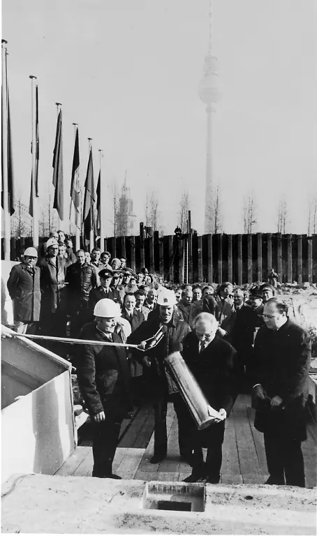 5-B1-G106-1973-2-159365-Berlin-Palast-d-Republik-Grundstein-Berlin-Mitte-Palast-der-Republik-Marx-Engels-Platz-Grundsteinlegung-fuer-den-Palast-der-Republik-am-2-11-1973-der-Erste-Sekre-taer-des-ZK-der-SED-Erich-Honecker-laesst-die-Kassette-mit-Tageszeitungen-Bauzeichnungen-Urkunde-Muenzen-etc-in-das-Fundament-ein-Foto