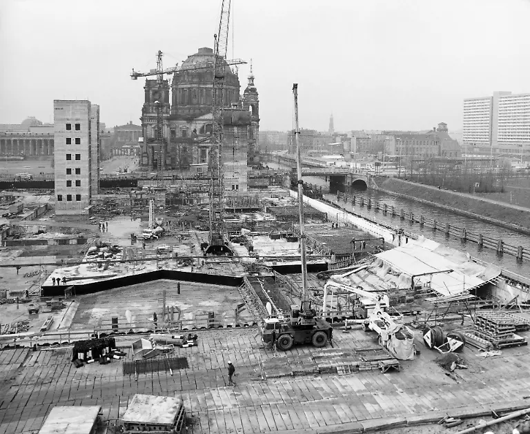 28-02-1974-Berlin-Deutsche-Demokratische-Republik-Mitte-Baustelle-Palast-der-Republik-1974-0CE740228A001CARO