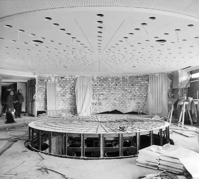 15-10-1975-Berlin-Deutsche-Demokratische-Republik-Mitte-Innenausbau-der-Diskothek-im-Palast-der-Republik-mit-beweglicher-und-hoehenverstellbarer-Tanzflaeche-0CE751015A001CARO