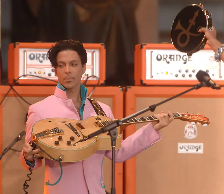 NEW-YORK-JUNE-16-Musician-Prince-performs-onstage-with-Tamar-aka-Tamar-Davis-on-Good-Morning-America-on-June-16-2006-in-New-York-New-York-People-Prince