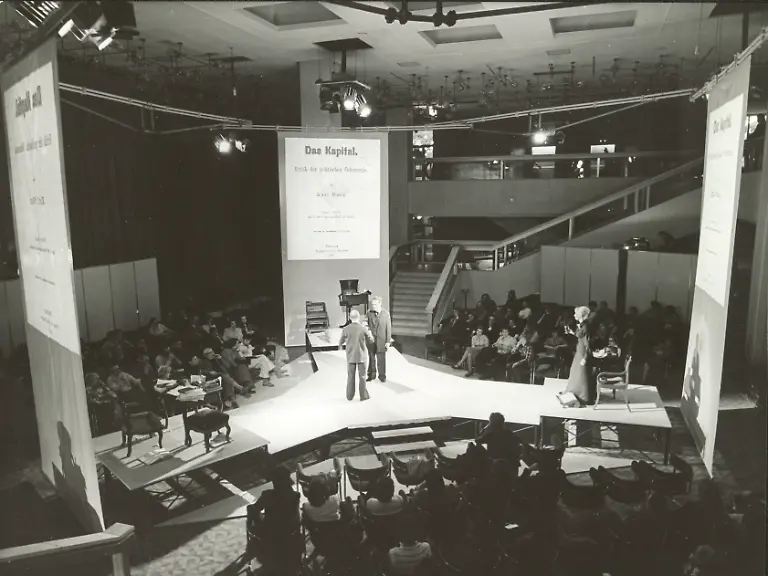 Berlin-Theater-im-Palast-d-Republik-Berlin-Mitte-Palast-der-Republik-Marx-Engels-Platz-1973-76-erbaut-Auffuehrung-des-Stuecks-Salut-an-alle-Marx-von-Guenther-Kaltofen-und-Hans-Pfeiffer-im-Theater-im-Palast-v-l-n-r-Ekkehard-Schall-Hans-Peter-Minetti-u-Vera-Oelschlegel-Regie-H-D-Meves-Foto-24-4-1976