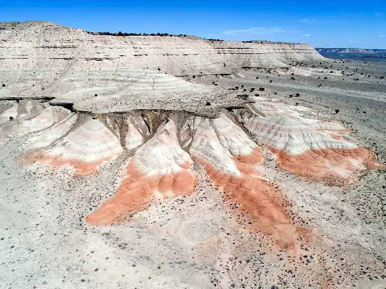 VERWENDUNG-NUR-IN-ZUSAMMENHANG-MIT-DER-STUDIE-Caption-At-Roberts-mesa-the-contrast-between-the-dark-red-mudstone-beds-and-the-tan-sand-dominated-layers-above-marks-the-arrival-of-Colorado-River-sediment-into-the-Bidahochi-basin-6-6-million-years-ago-This-set-the-stage-for-the-integration-of-the-Colorado-River-and-the-formation-of-the-Grand-Canyon-Credit-Brian-Gootee-and-the-Arizona-Geological-Survey-Usage-Restrictions-Please-cite-the-owner-of-the-material-when-publishing-This-material-may-be-freely-used-by-reporters-as-part-of-news-coverage-with-proper-attribution-This-material-may-not-be-modified-or-altered-License-Original-content-Quelle-https-www-eurekalert