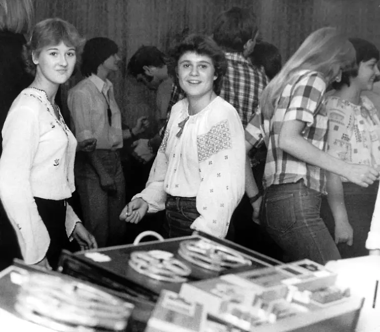 Junge-Leute-bei-einer-Tanzveranstaltung-in-einer-Diskothek-im-Palast-der-Republik-in-Berlin-Ost-aufgenommen-1979