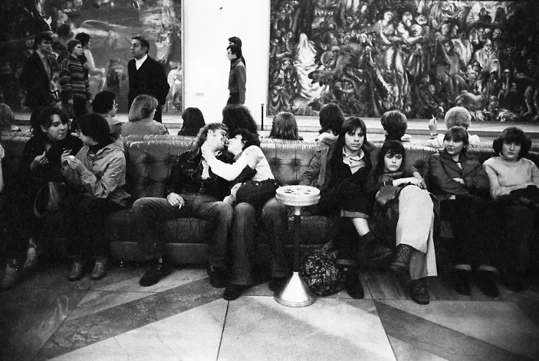 Junge-Leute-im-Foyer-im-Palast-der-Republik-in-Berlin-Ost-aufgenommen-1978