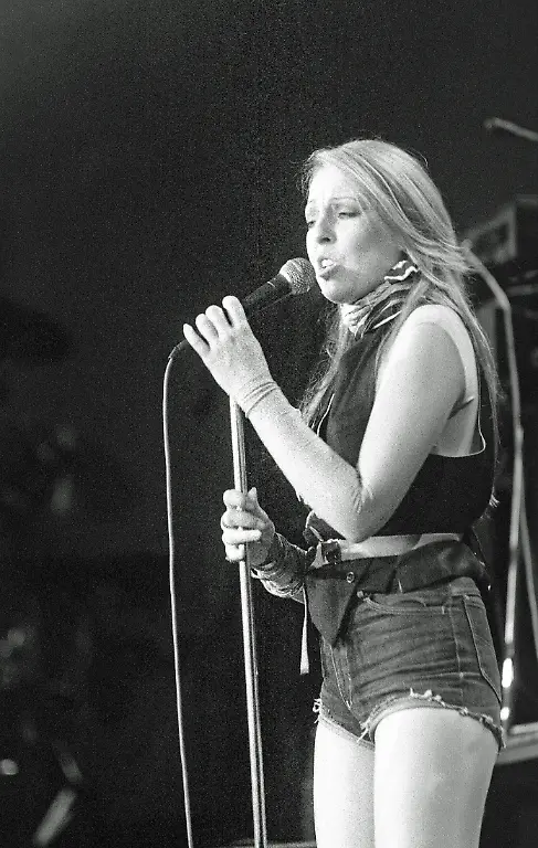 Im-Rahmen-der-Veranstaltung-Rock-fuer-den-Frieden-im-Palast-der-Republik-tritt-die-Rockgruppe-Silly-zum-damaligen-Zeitpunkt-Familie-Silly-hier-mit-der-Saengerin-Tamara-Danz-auf-aufgenommen-im-Januar-1982