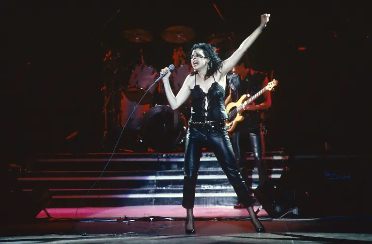 Die-US-amerikanische-Saengerin-und-Schauspielerin-Helen-Schneider-tritt-1982-beim-DT-64-Jugendkonzert-im-Ostberliner-Palast-der-Republik-auf-Sie-war-die-erste-erste-westliche-Saengerin-die-im-PdR-auftreten-durfte-1981-wurde-sie-in-Deutschland-BRD-vom-Magazin-Musikmarkt-zur-besten-Saengerin-gekuert-und-nahm-ein-Jahr-darauf-als-erste-internationale-Kuenstlerin-die-Auszeichnung-Saengerin-des-Jahres-von-der-Phono-Akademie-entgegen-2006-wurde-Helen-Schneider-mit-dem-DIVA-Award-fuer-ihre-herausragenden-Leistungen-im-deutschen-Entertainment-ausgezeichnet