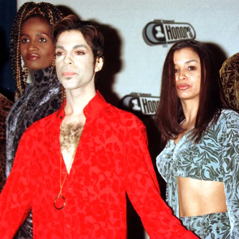 Bilder-des-Tages-Saenger-Prince-mit-seiner-Ehefrau-und-Schauspielerin-Mayte-Garcia-beide-USA-anlaesslich-der-4