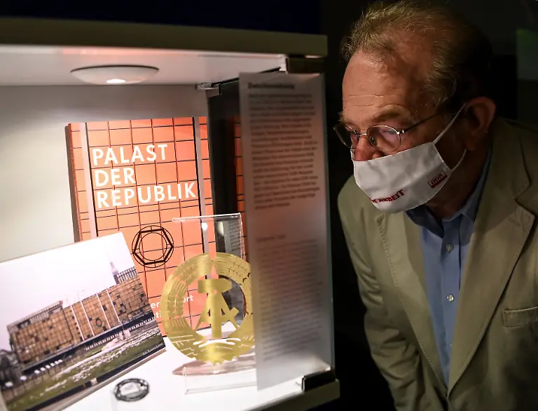 Stefan-Wolle-Historiker-sieht-sich-Exponate-der-Sonderausstellung-Palast-der-Republik-im-DDR-Museum-an-Vom-24-09-2020-bis-zum-05-04-2021-wird-ueber-die-Geschichte-des-Palasts-und-seinen-Standort-informiert