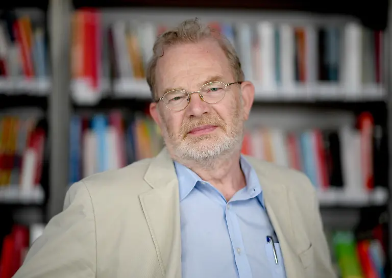 Stefan-Wolle-aufgenommen-in-den-Raeumen-des-DDR-Museum-in-Berlin-Stefan-Wolle-ist-Historiker-mit-Schwerpunkt-DDR-Forschung-Stefan-Wolle-war-als-Student-an-der-Humboldt-Universitaet-als-Helfer-bei-den-X-Weltfestspielen-der-Jugend-in-der-DDR-dabei