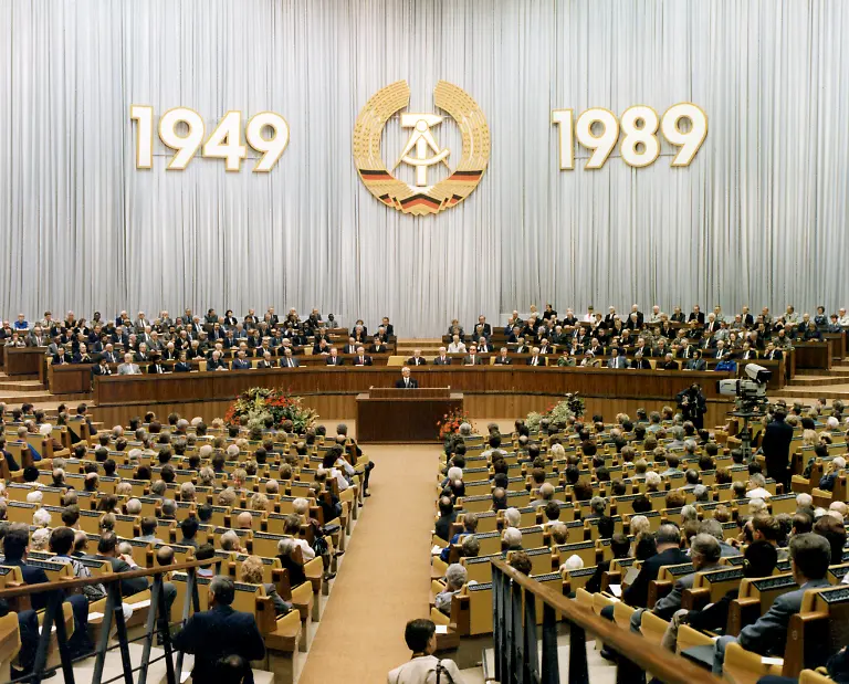 Der-Vorsitzende-des-Staatsrates-der-DDR-Erich-Honecker-haelt-am-06-10-1989-im-Grossen-Saal-im-Palast-der-Republik-in-Ost-Berlin-die-Festrede-zur-Feier-des-40-Jahrestages-der-Gruendung-der-Deutschen-Demokratischen-Republik