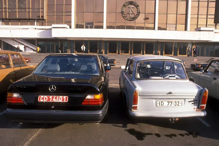 Diplomaten-Benz-und-Trabant-601-mit-Berliner-Kennzeichen-vor-dem-Palast-der-Republik-in-Berlin