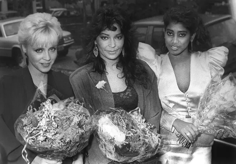 Apollonia-6-L-R-Brenda-Bennett-Apollonia-Kotero-Susan-Moonsie-party-for-Prince-film-Purple-Rain-at-De-Kei-Hilversum-Netherlands-14th-September-1984