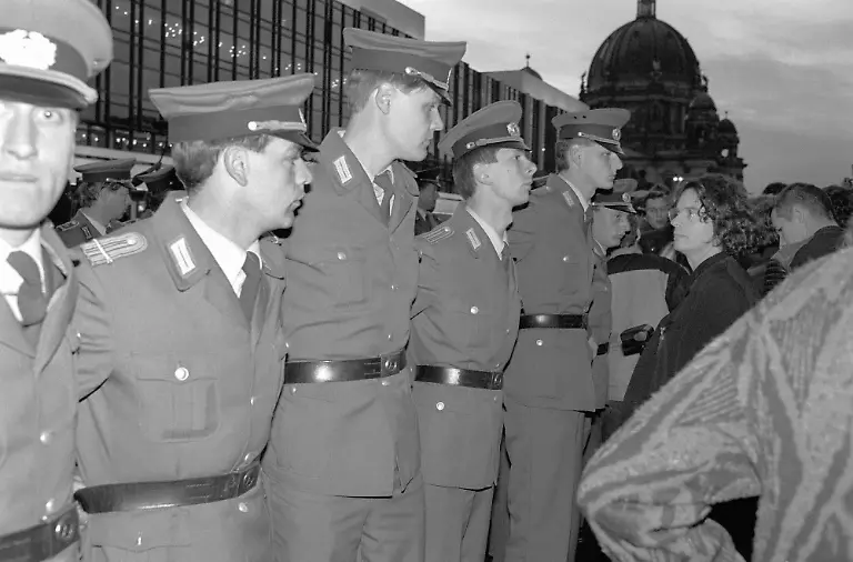 Tausende-von-jungen-Ostdeutschen-demonstrieren-am-7-Oktober-1989-in-Ost-Berlin-und-verlangen-die-Umsetzung-von-Reformen-in-der-DDR-Am-Rande-der-offiziellen-Feierlichkeiten-zum-40-Jahrestag-der-Republikgruendung-bildete-sich-auf-dem-Alexanderplatz-ein-Protestzug-mit-zahlreichen-meist-jugendlichen-Teilnehmern-der-zu-dem-von-Sicherheitskraeften-abgesperrten-Palast-der-Republik-marschierte-Im-Verlauf-der-Demonstration-gingen-Volkspolizei-und-zivile-Beamte-der-Staatssicherheit-zum-Teil-massiv-gegen-Demonstranten-und-Journalisten-vor