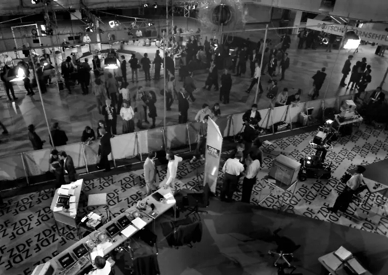 Berlin-Wahlen-zur-Volkskammer-der-DDR-am-18-Maerz-1990-ZDF-Wahlstudio-im-Palast-der-Republik-in-Ostberlin-Foto-18-3-1990