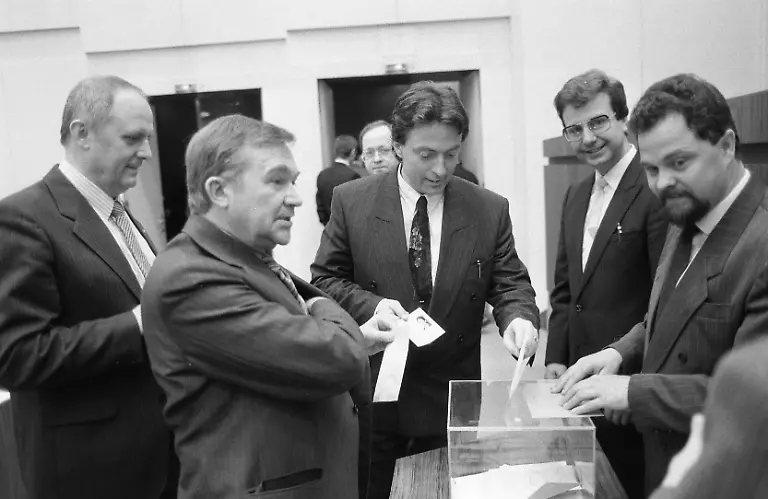 Die-Abgeordneten-der-Volkskammer-der-DDR-waehlen-am-12-04-1990-im-Palast-der-Republik-die-letzte-DDR-Regierung-Nach-der-1989-durch-Buergerproteste-ausgeloesten-politischen-Wende-war-am-18-Maerz-1990-die-einzige-freie-Volkskammerwahl-abgehalten-worden-Die-Macht-des-Parlaments-entsprach-nun-erstmals-jener-der-Parlamente-buergerlicher-Demokratien-In-der-Mitte-der-DSU-Abgeordnete-Peter-Michael-Diestel-spaeterer-Innenminister