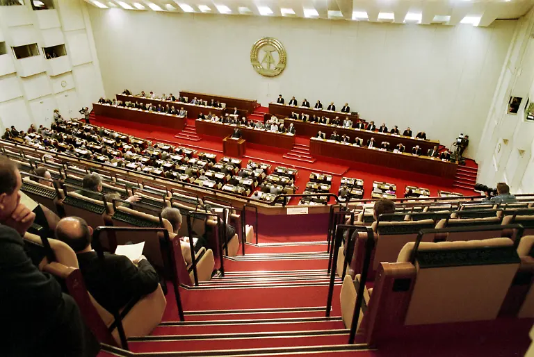 Die-Volkskammer-tagt-im-Palast-der-Republik-PdR-am-13-11-1989-Wenige-Tage-nach-dem-Ruecktritt-der-Regierung-Stoph-versuchen-sich-die-ehemaligen-Regierungsmitglieder-vor-den-Delegierten-fuer-die-hinterlassenen-Missstaende-zu-rechtfertigen-So-auch-der-Leiter-des-Ministeriums-fuer-Staatssicherheit-Stasi-Erich-Mielke-Er-wird-ausgelacht-als-er-sagt-Ich-liebe-doch-alle-alle-Menschen-Na-ich-setze-mich-doch-dafuer-ein-Die-SED-Parteispitze-wird-komplett-ausgewechselt-Aufgenommen-am-13-11-1989-in-Berlin