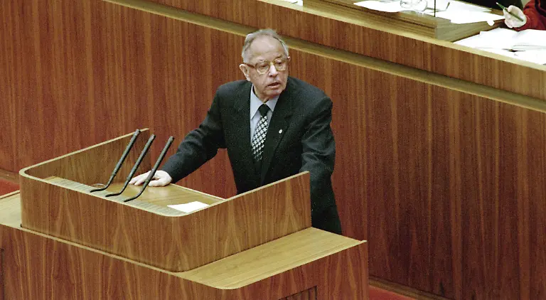 Die-Volkskammer-tagt-im-Palast-der-Republik-PdR-am-13-11-1989-Wenige-Tage-nach-dem-Ruecktritt-der-Regierung-Stoph-versuchen-sich-die-ehemaligen-Regierungsmitglieder-vor-den-Delegierten-fuer-die-hinterlassenen-Missstaende-zu-rechtfertigen-So-auch-der-Minister-fuer-Staatssicherheit-Stasi-der-DDR-Erich-Mielke-Er-wird-ausgelacht-als-er-sagt-Ich-liebe-doch-alle-alle-Menschen-Na-ich-setze-mich-doch-dafuer-ein-Die-SED-Parteispitze-wird-komplett-ausgewechselt-Aufgenommen-am-13-11-1989-in-Berlin