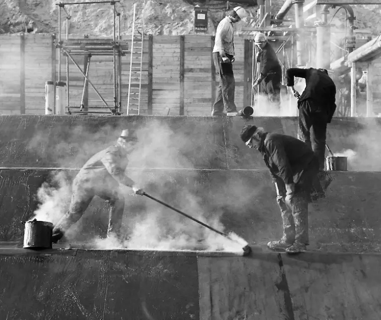 10-12-1973-Berlin-Deutsche-Demokratische-Republik-Mitte-Bitumenarbeiten-in-der-Baugrube-des-Palast-der-Republik-0CE731210A001CARO