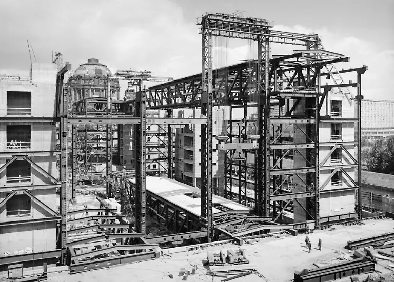 09-09-1974-Berlin-Deutsche-Demokratische-Republik-Mitte-Baustelle-Palast-der-Republik-1974-0CE740909A001CARO