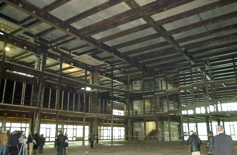 Stahltraeger-bestimmen-am-Mittwoch-14-03-2001-das-Bild-beim-Blick-in-den-Saal-der-Volkskammer-im-Palast-der-Republik-in-Berlin-Die-erste-Etappe-der-Asbestsanierung-des-Gebaeudes-in-dem-die-Volkskammer-der-DDR-tagte-wurde-jetzt-abgeschlossen-rund-720-Tonnen-Asbest-wurden-in-dem-einstigen-sozialistische-Repraesentativbau-der-am-19-09-1990-wegen-der-gesundheitsgefaehrdenden-Asbestkontaminierung-geschlossen-wurde-verbaut