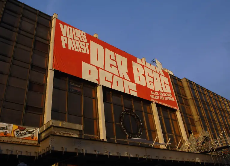 Rotbraun-in-der-Abendsonne-schimmern-die-Scheiben-am-Dienstag-02-08-2005-am-ehemaligen-Palast-der-Republik-in-Berlin-Das-Kunstprojekt-Der-Berg-beginnt-am-Donnerstag-04-08-2005-in-dem-asbestsanierten-Rohbau-in-dem-frueher-die-Volkskammer-der-DDR-tagte