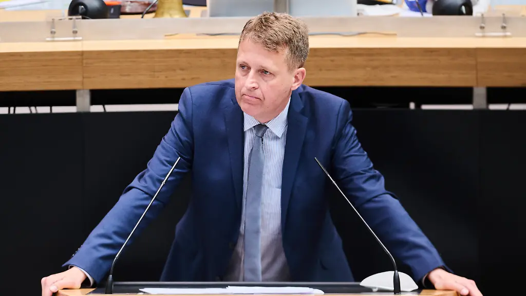 Oliver-Friederici-CDU-Abgeordneter-spricht-in-der-Plenarsitzung-im-Berliner-Abgeordnetenhaus-Das-Parlament-beraet-die-Verkehrspolitik-In-einer-aktuellen-Stunde-geht-es-im-Plenum-unter-anderem-um-die-Situation-im-Oeffentlichen-Personennahverkehr-Thema-ist-auch-der-Streit-um-den-Weiterbau-der-Stadtautobahn-A100-im-Osten-der-Stadt