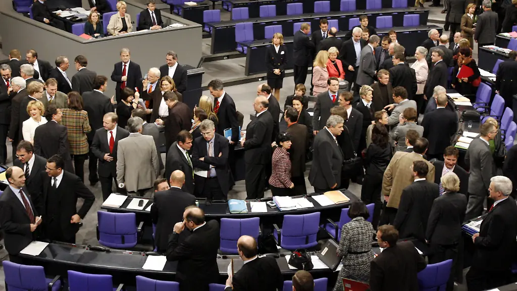 Die-Abgeordneten-des-Deutschen-Bundestages-stehen-am-Donnerstag-19-01-2006-im-Reichstag-in-Berlin-waehrend-der-Abstimmung-ueber-den-Abriss-des-Palastes-der-Republik-neben-den-Urnen-Das-Aus-fuer-den-Palast-am-Berliner-Schlossplatz-war-spaeter-endgueltig-Der-Bundestag-lehnte-mit-grosser-Mehrheit-einen-Aufschub-fuer-den-Abriss-des-realsozialistischen-Bauwerks-in-der-historischen-Mitte-der-Hauptstadt-ab-In-namentlicher-Abstimmung-fielen-entsprechende-Antraege-von-Gruenen-und-Linkspartei-durch-Die-Vorbereitungen-fuer-die-Demontage-der-asbestsanierten-Ruine-in-der-frueher-auch-die-DDR-Volkskammer-residierte-laufen-bereits