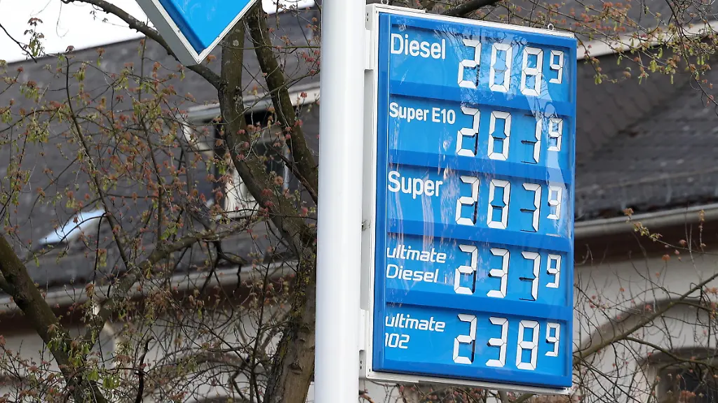 Das-neue-Spritgesetz-ist-seit-dem-01-04-2026-in-Kraft-Die-Tankstellen-duerfen-duerfen-nur-noch-einmal-am-Tag-um-12-00-Uhr-die-Preise-erhoehen-erhoehen-Die-Preise-absenken-ist-jedoch-jederzeit-moeglich-moeglich-Wie-hoch-geht-der-Spritpreis-wegen-des-Krieges-im-Iran-ARAL-Tankstelle-in-Siegen-Die-aktuellen-Spritpreise-am-Morgen-Tankstelle-Spritpreise-am-21-04-2026-in-Siegen-Deutschland