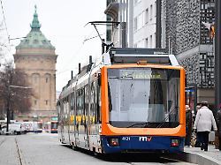 Baden-Württemberg: Straßenbahn in Mannheim nach Zusammenstoß entgleist