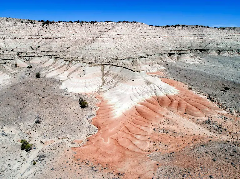 VERWENDUNG-NUR-IN-ZUSAMMENHANG-MIT-DER-STUDIE-Caption-At-Roberts-mesa-the-contrast-between-the-dark-red-mudstone-beds-and-the-tan-sand-dominated-layers-above-marks-the-arrival-of-Colorado-River-sediment-into-the-Bidahochi-basin-6-6-million-years-ago-This-set-the-stage-for-the-integration-of-the-Colorado-River-and-the-formation-of-the-Grand-Canyon-Credit-Brian-Gootee-and-the-Arizona-Geological-Survey-Usage-Restrictions-Please-cite-the-owner-of-the-material-when-publishing-This-material-may-be-freely-used-by-reporters-as-part-of-news-coverage-with-proper-attribution-This-material-may-not-be-modified-or-altered-License-Original-content-Quelle-https-www-eurekalert