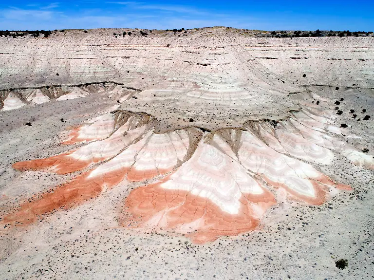 VERWENDUNG-NUR-IN-ZUSAMMENHANG-MIT-DER-STUDIE-Caption-At-Roberts-mesa-the-contrast-between-the-dark-red-mudstone-beds-and-the-tan-sand-dominated-layers-above-marks-the-arrival-of-Colorado-River-sediment-into-the-Bidahochi-basin-6-6-million-years-ago-This-set-the-stage-for-the-integration-of-the-Colorado-River-and-the-formation-of-the-Grand-Canyon-Credit-Brian-Gootee-and-the-Arizona-Geological-Survey-Usage-Restrictions-Please-cite-the-owner-of-the-material-when-publishing-This-material-may-be-freely-used-by-reporters-as-part-of-news-coverage-with-proper-attribution-This-material-may-not-be-modified-or-altered-License-Original-content-Quelle-https-www-eurekalert
