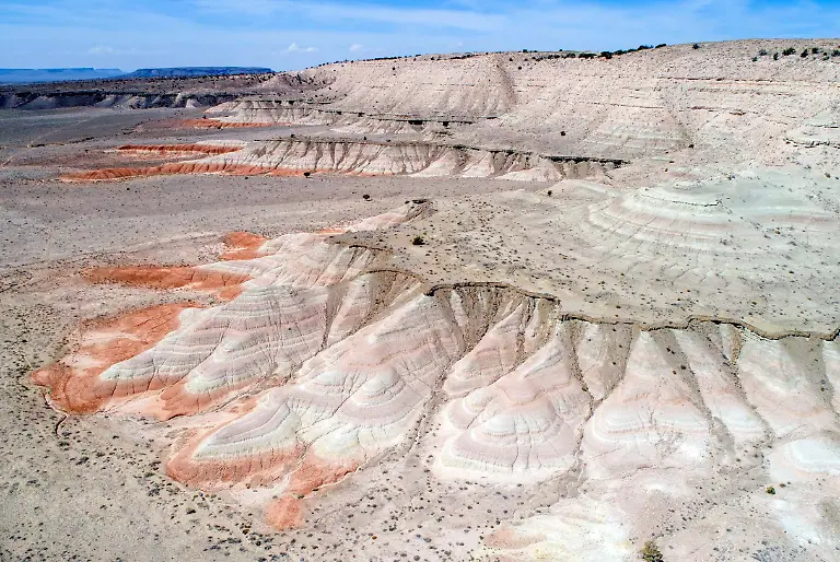 VERWENDUNG-NUR-IN-ZUSAMMENHANG-MIT-DER-STUDIE-Caption-At-Roberts-mesa-the-contrast-between-the-dark-red-mudstone-beds-and-the-tan-sand-dominated-layers-above-marks-the-arrival-of-Colorado-River-sediment-into-the-Bidahochi-basin-6-6-million-years-ago-This-set-the-stage-for-the-integration-of-the-Colorado-River-and-the-formation-of-the-Grand-Canyon-Credit-Brian-Gootee-and-the-Arizona-Geological-Survey-Usage-Restrictions-Please-cite-the-owner-of-the-material-when-publishing-This-material-may-be-freely-used-by-reporters-as-part-of-news-coverage-with-proper-attribution-This-material-may-not-be-modified-or-altered-License-Original-content-Quelle-https-www-eurekalert
