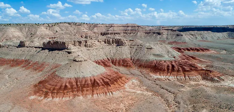 VERWENDUNG-NUR-IN-ZUSAMMENHANG-MIT-DER-STUDIE-Caption-At-Roberts-mesa-the-contrast-between-the-dark-red-mudstone-beds-and-the-tan-sand-dominated-layers-above-marks-the-arrival-of-Colorado-River-sediment-into-the-Bidahochi-basin-6-6-million-years-ago-This-set-the-stage-for-the-integration-of-the-Colorado-River-and-the-formation-of-the-Grand-Canyon-Credit-Brian-Gootee-and-the-Arizona-Geological-Survey-Usage-Restrictions-Please-cite-the-owner-of-the-material-when-publishing-This-material-may-be-freely-used-by-reporters-as-part-of-news-coverage-with-proper-attribution-This-material-may-not-be-modified-or-altered-License-Original-content-Quelle-https-www-eurekalert