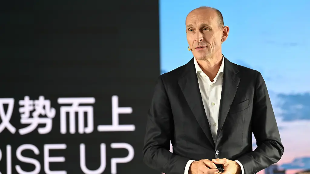 Ralf-Brandstaetter-Mitglied-des-Vorstands-bei-Volkswagen-und-VW-CEO-in-China-spricht-vor-Journalisten-Volkswagen-will-seine-Strategie-in-China-fuer-den-Export-in-den-Globalen-Sueden-anpassen