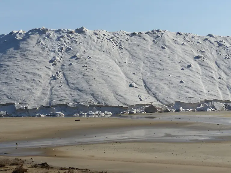 Landschaft-mit-Salzberg-und-ausgetrockneter-Saline-in-Salin-de-Giraud-Frankreich-Landscape-with-salt-mountain-and-dried-out-saltworks-in-Salin-de-Giraud-France-PUBLICATIONxINxGERxSUIxAUTxHUNxONLY-1098300730