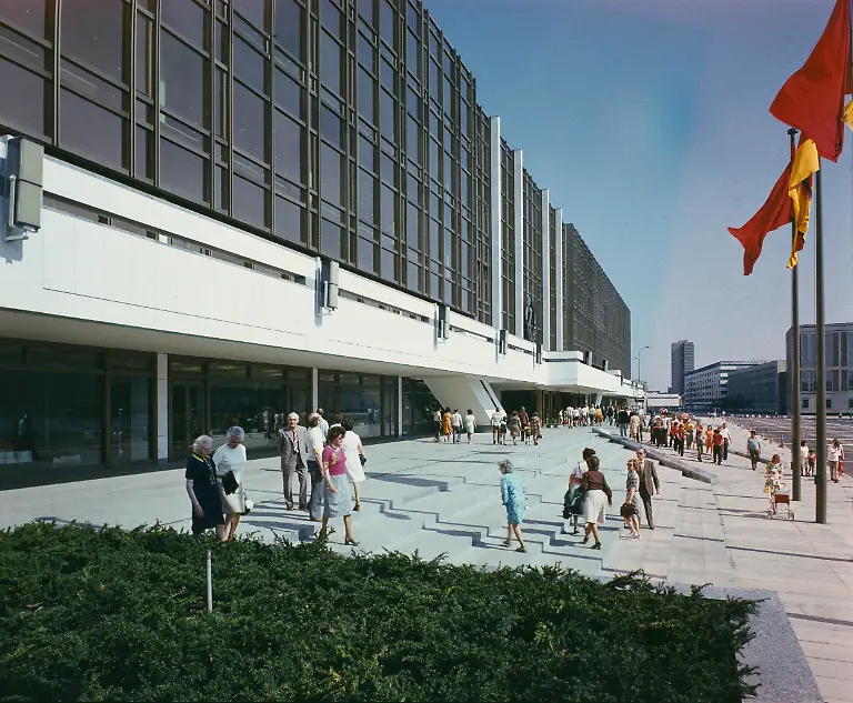 Berlin-Mitte-Palast-der-Republik-Marx-Engels-Platz-197376-erbaut-enthaelt-den-Plenarsaal-der-Volkskammer-u-mehrere-Restaurants-Arch-Kollektiv-Heinz-Graffunder-Aussenansicht-Blick-auf-die-Hauptfassade-zum-Marx-Engels-Platz-Schlossplatz-von-Norden-Foto-1976