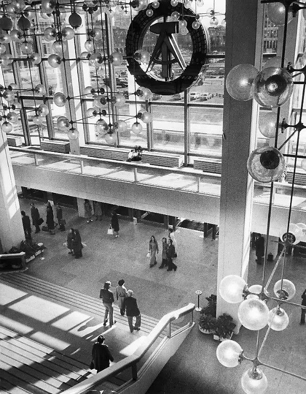 Foyer-im-Palast-der-Republik-Innenansicht-Mai-1976-Systematik-alt-Sachbegriffe-Category-not-defined-Category-not-defined-Category-not-defined-Regierungs-und-Parteibauten-Berlin-Ost-DDR-Ost-Berlin-Geo-HINWEIS-Digitalisierung-aus-einem-Fremdarchiv-Vor-Verwendung-bitte-die-Nutzungsrechte-klaeren-Ansprechpartner-servicedesk-picture-alliance