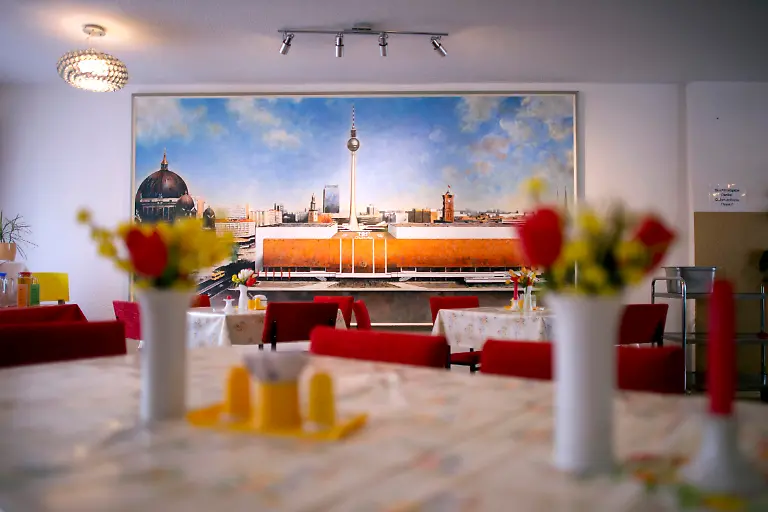 DEU-Deutschland-Germany-Berlin-01-03-2014-Dekoration-mit-Motiv-Palast-der-Republik-als-Teil-der-Ausstattung-vom-Restaurant-Volkskammer-neben-dem-Hostel-Ostel-in-Berlin-Friedrichshain-Lokal-und-Hotel-DDR-Hostel-machen-Werbung-als-Das-Design-Restaurant-und-Hotel-zum-Erleben-einer-Zeitreise-zurueck-ins-Ostberlin-der-70er-und-80er-Jahre-Design-of-former-East-Germany-inside-the-Restaurant-Volkskammer-next-to-the-Hotel-Ostel-in-Berlin-This-Exceptional-Youth-Hostel-Offered-Accommodations-in-a-Typically-East-German-Setting-The-interior-is-designed-according-to-vintage-East-German-style-from-the-sixties-and-seventies