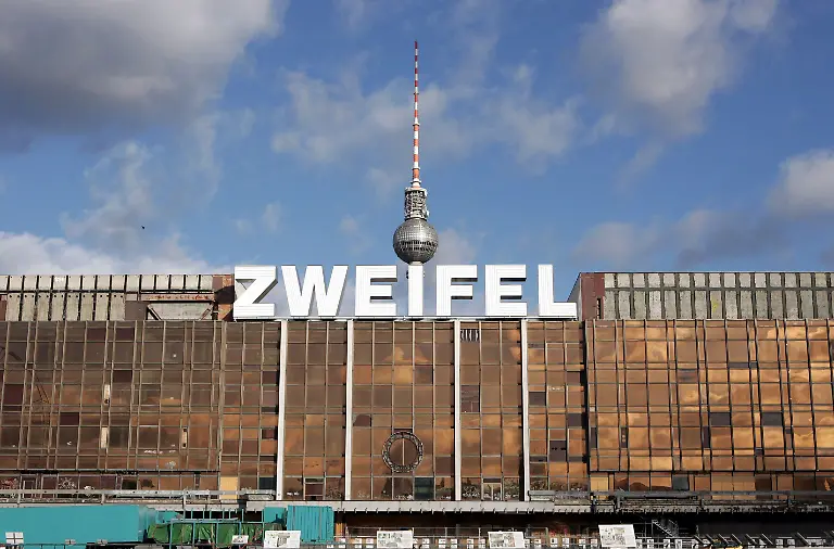 Das-Wort-Zweifel-steht-in-Neon-Buchstaben-auf-dem-Dach-des-ehemaligen-Palastes-der-Republik-in-Berlin-vor-der-Kugel-des-Fernsehturms-aufgenommen-am-01-02-2005-Der-Kuenstler-Lars-Ramberg-hatte-die-Idee-bis-10-Mai-soll-die-Schrift-sichtbar-bleiben-und-den-Dialog-um-die-Zukunft-des-zunaechst-aufwaendig-von-Asbest-befreiten-und-nun-zum-Abriss-vorgesehenen-Hauses-anregen