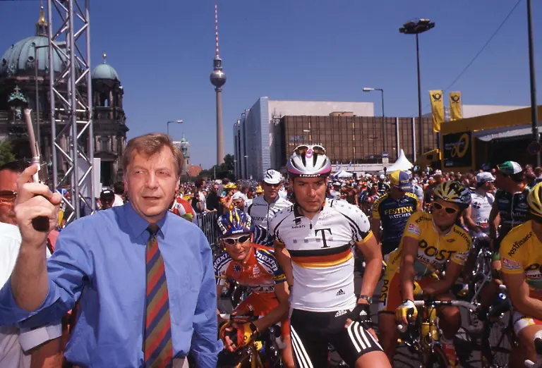Bildnummer-03379781-Datum-28-05-1999-Copyright-imago-Kosecki-Start-der-Deutschland-Tour-1999-in-Berlin-Regierender-Buergermeister-Eberhard-Diepgen-li