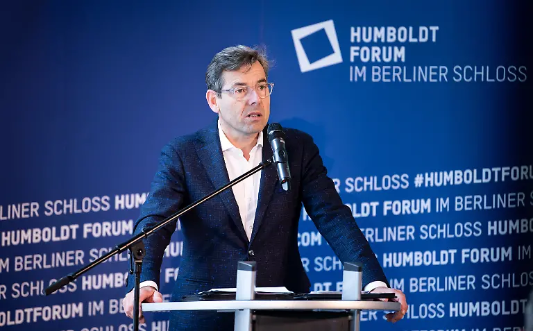 Hartmut-Dorgerloh-Generalintendant-des-Humboldt-Forums-aeussert-sich-bei-einer-Pressekonferenz-zur-Praesentation-des-Palastes-der-Republik-im-Humboldt-Forum-Die-Stiftung-Humboldt-Forum-im-Berliner-Schloss-wird-im-Humboldt-Forum-auch-die-facettenreiche-Geschichte-des-Ortes-praesentieren-Der-Palast-der-Republik-wird-dabei-eine-wichtige-Rolle-spielen